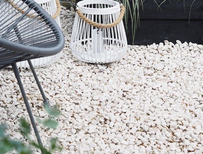 un jardin minimaliste décoravec des plantes des meubles modernes et du galet blanc jaridn