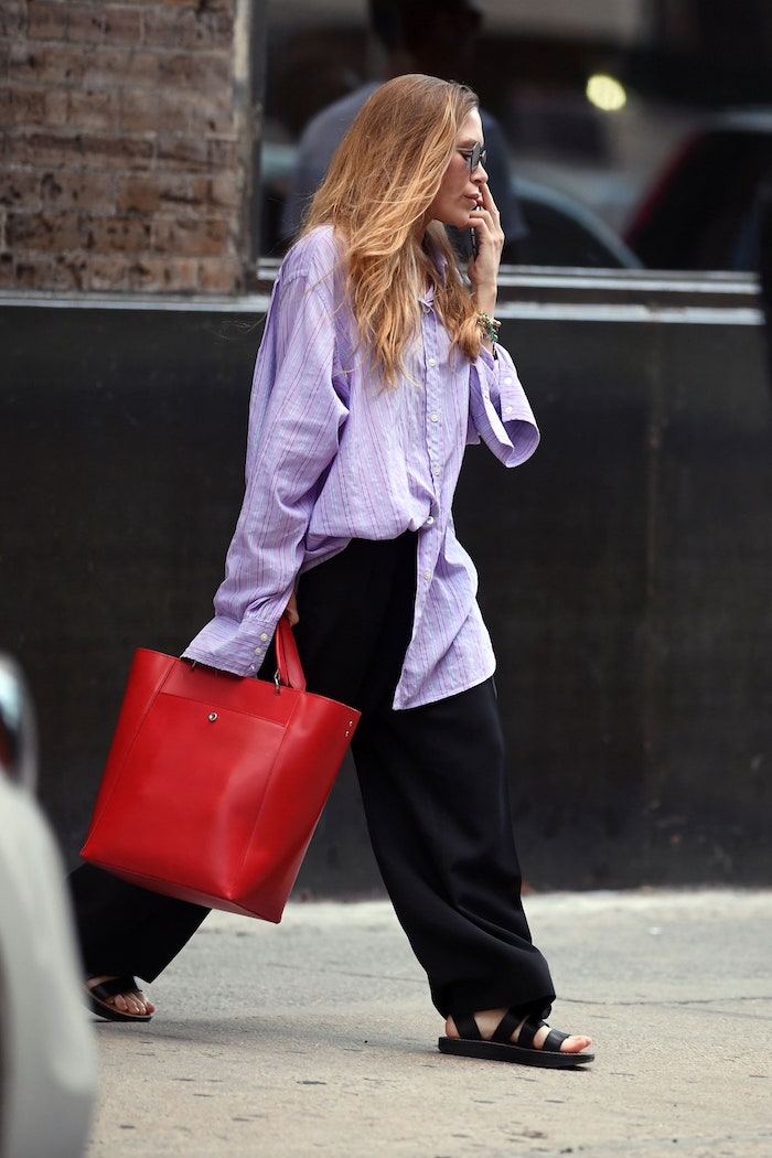 un look avec vetement femme fashion chemisier oversize pantalon noir et un sac a main rouge en cuir