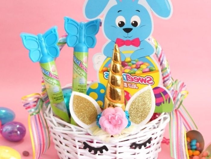un panier blanche avec des cils rempi des friandises une idée bricolage paques facile a faire