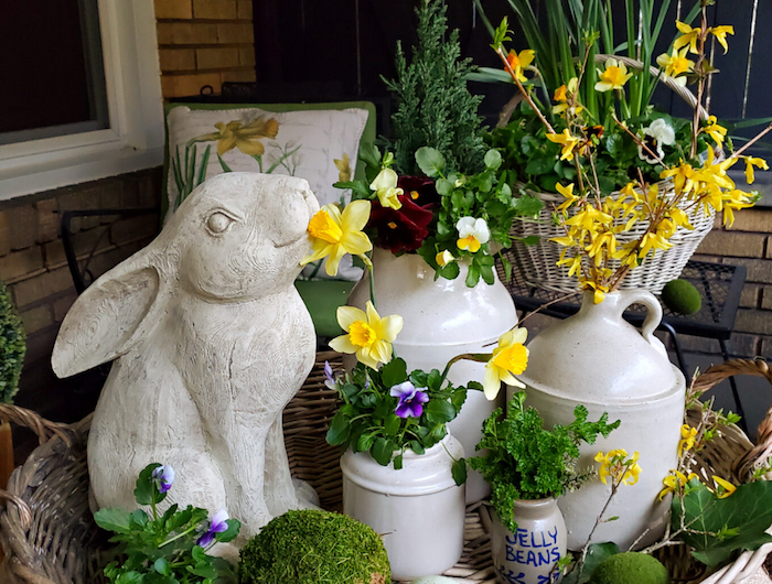un panier rempli des petites vases et des jonquilles avec un lapin ceramique a cote decoration paques facile.jpg