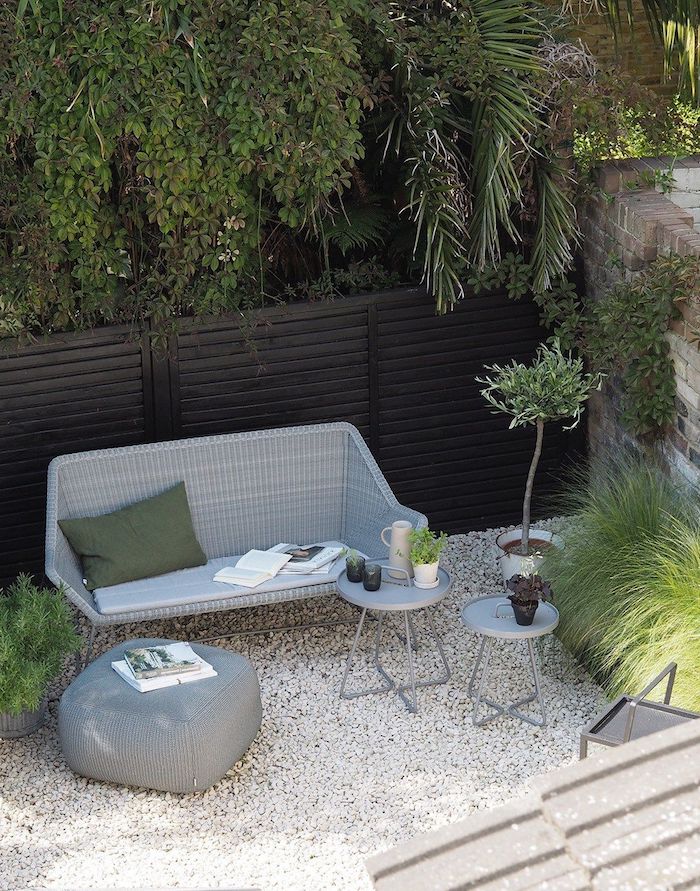 un set up minimaliste en gris sous grandes arbres idée déco jardin avec cailloux