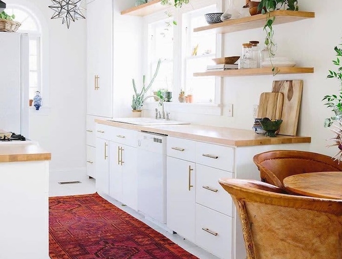 un tapis rouge dans une petite cuisine aménagée en style rustique