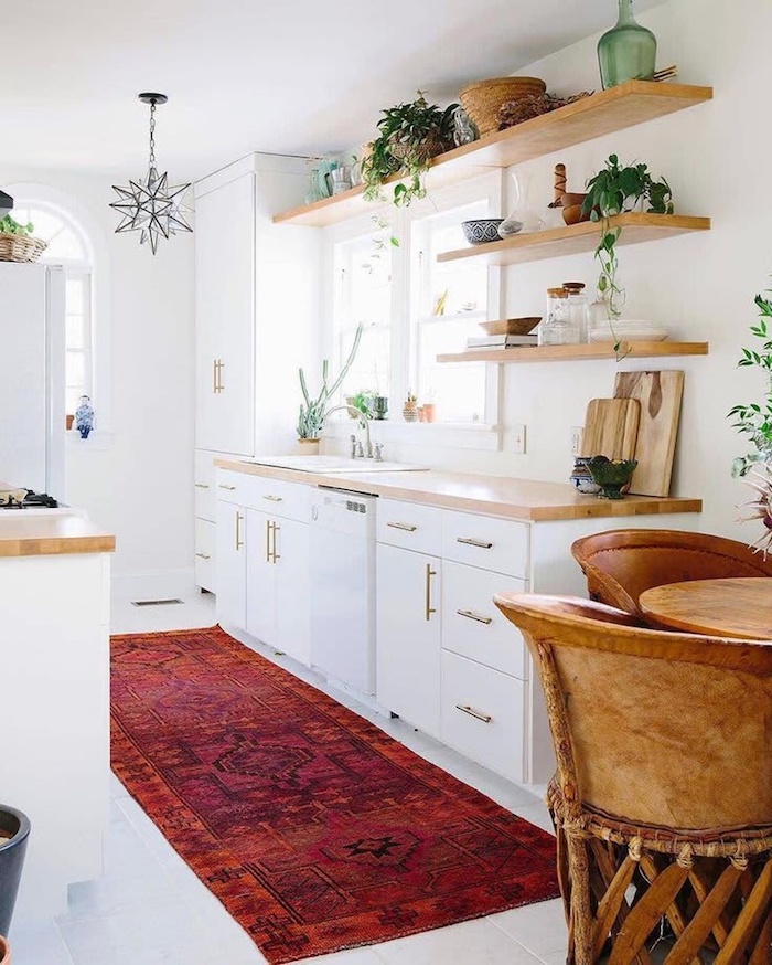 un tapis rouge dans une petite cuisine aménagée en style rustique
