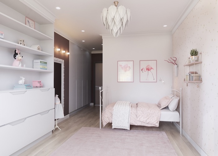 une chambre a coucher avec des murs peints en blanc du parquet au sol et un déco rose poudré