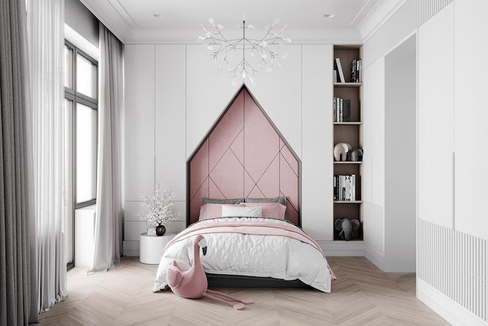 une chambre a coucher en blanc avec une niche derrière le lit et un flamant en couleur rose pastel