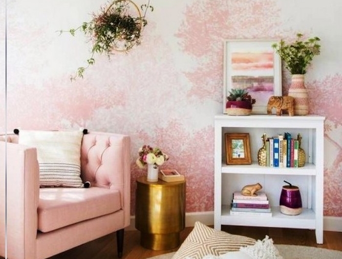 une chambre avec tapis ronde en ratan fauteuil en couleur rose pale et un mur partialement peint