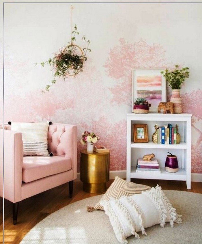 une chambre avec tapis ronde en ratan fauteuil en couleur rose pale et un mur partialement peint