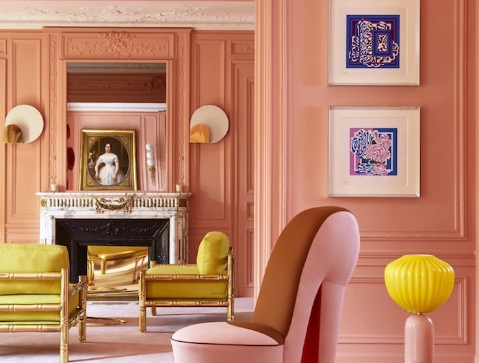 une chambre vieux rose en style haussmanien avec des meubles jaunes et un fauteil rose en forme d escarpin