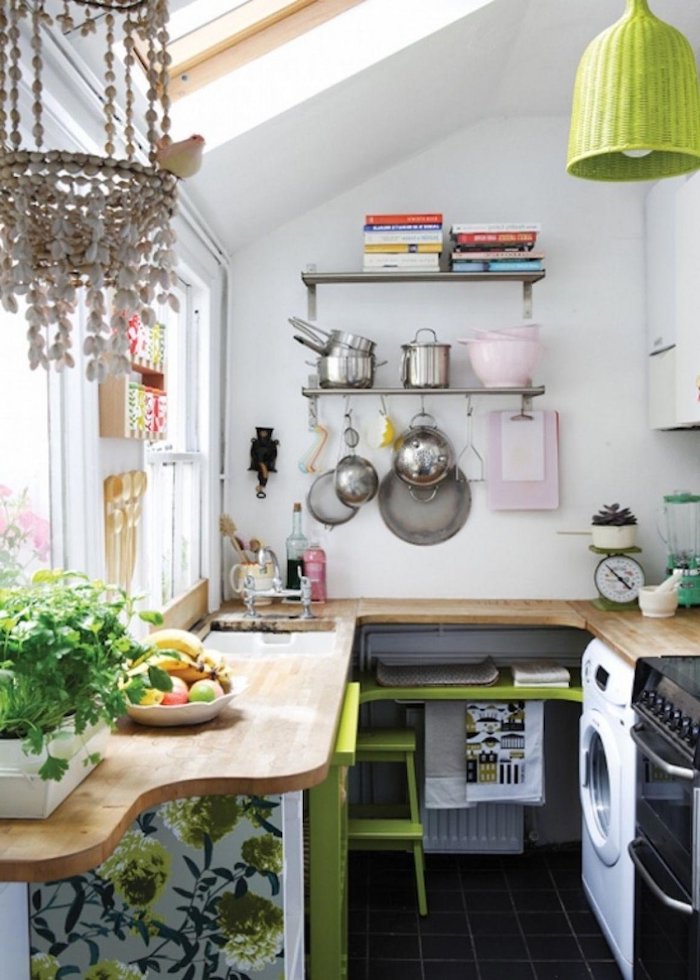une cuisine en angle avec un balcon integré et des elements verts, aménager une petite cuisine fermée- vert-blancjpg
