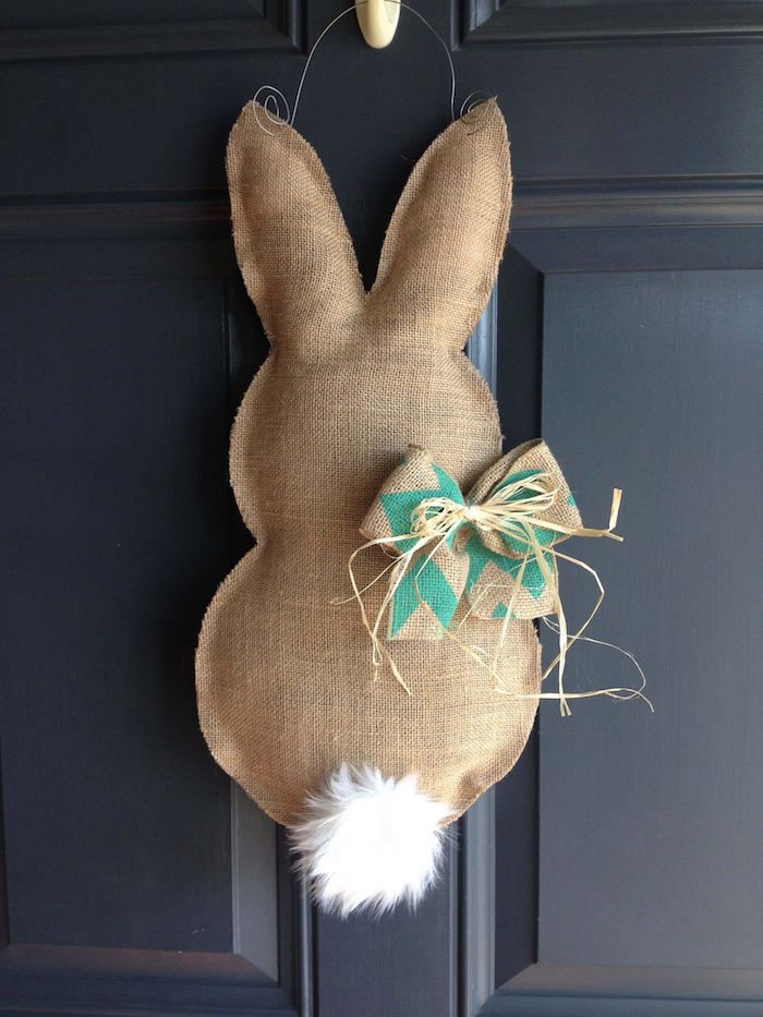 une décoration pour la porte d entrée noire lapin de paques bricolage en tissu et coton
