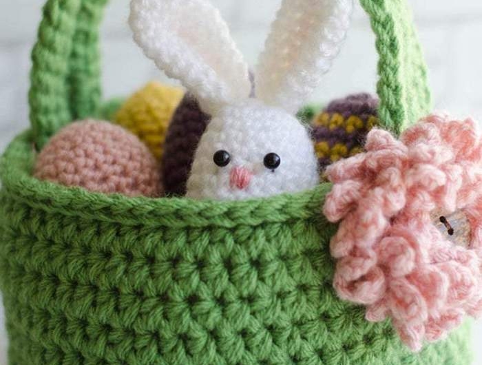 une idée d un panier de paques tricoté avec des roses et petit lapin