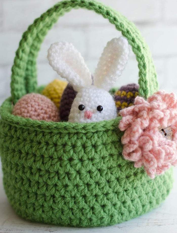 une idée d un panier de paques tricoté avec des roses et petit lapin