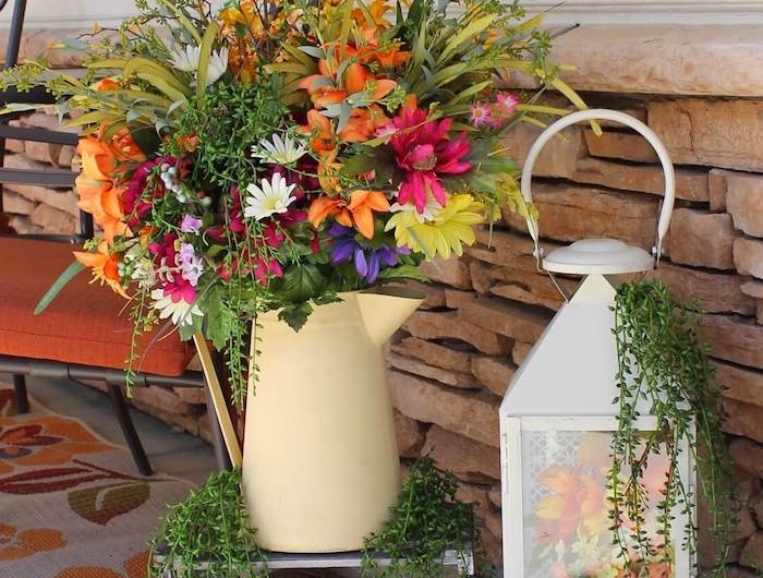 une idée de déco paques diy avec une lqnterne et vase a fleurs posées sur la véranda