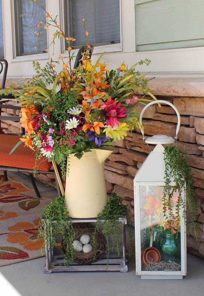 une idée de déco paques diy avec une lqnterne et vase a fleurs posées sur la véranda