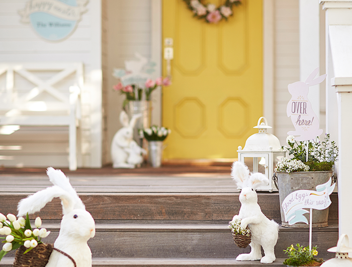 une idée de décorer la verande pour les paques avec des lapins une couronne de fleurs a la porte jaune.jpg