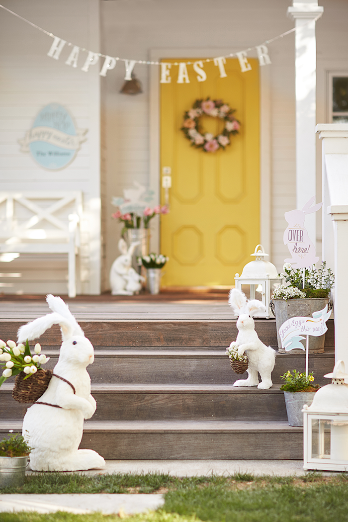 une idée de décorer la verande pour les paques avec des lapins une couronne de fleurs a la porte jaune.jpg