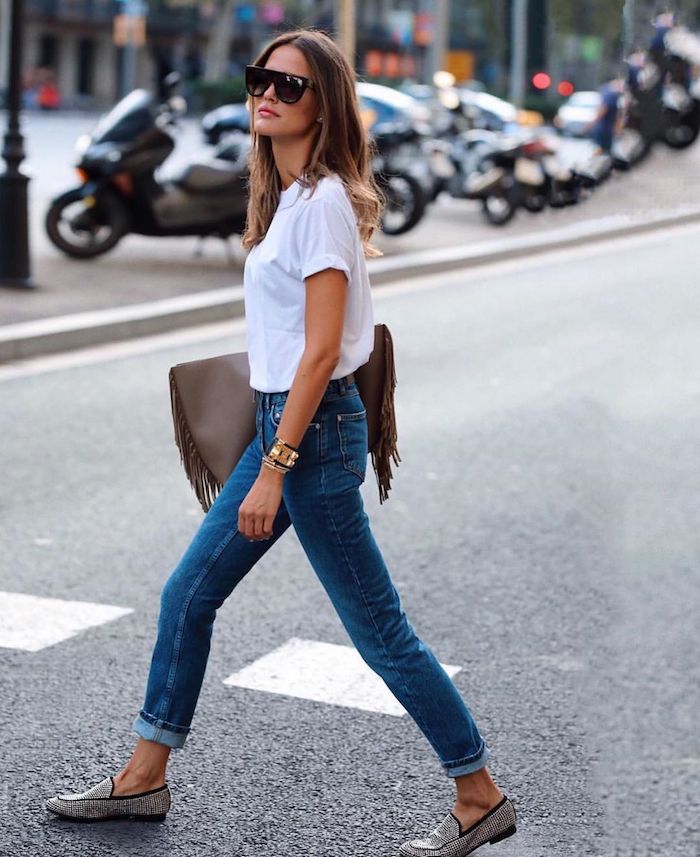 une idée de look streetwear femme avec un t shirt blanc jean et des chaussures tyoe mocassins