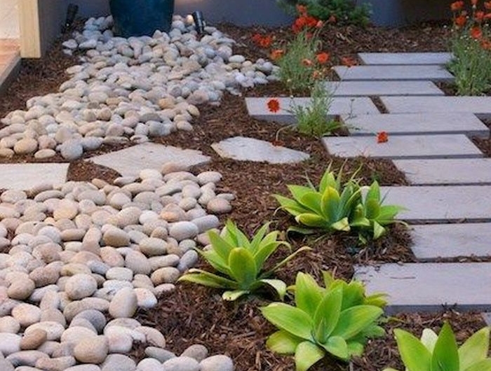une idée sur que faire avec des pierres dans un jardin des succulents a coté d un chemin des galets