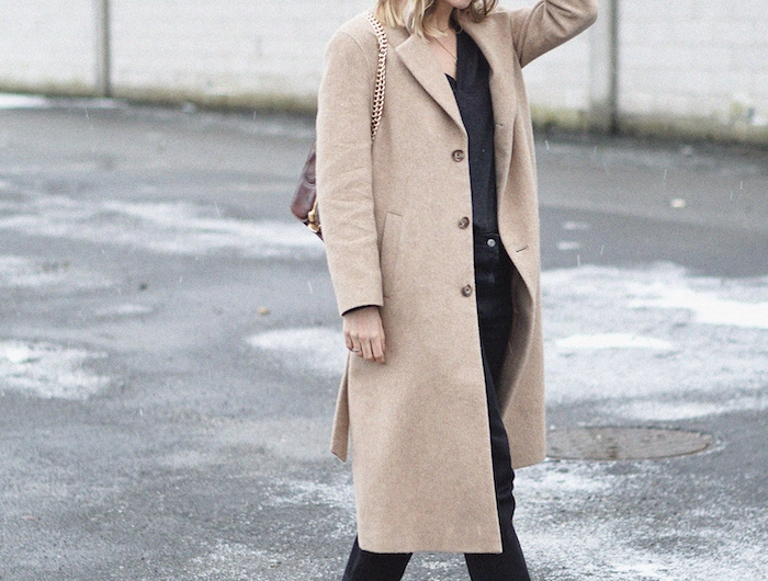 une idée tenue femme en style minimaliste avec un manteau longue beige et des bottes en cuir noires