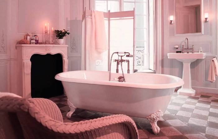 une salle de bain style vintage en couleur vieux rose et une cheminée y dedand