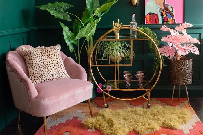 une salle de sejour peint en vert avec un tapis jaune et couleur complémentaire rose