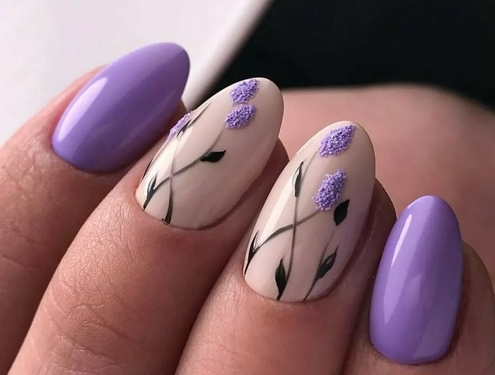 vernis de couleur violet nail art 2021 couleur de base nude dessin fleurs violettes manucure printemps