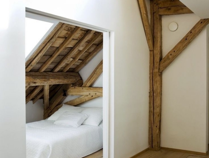 agencement chambre grenier structure bois poutres peinture blanche revetement sol bois déco grenier
