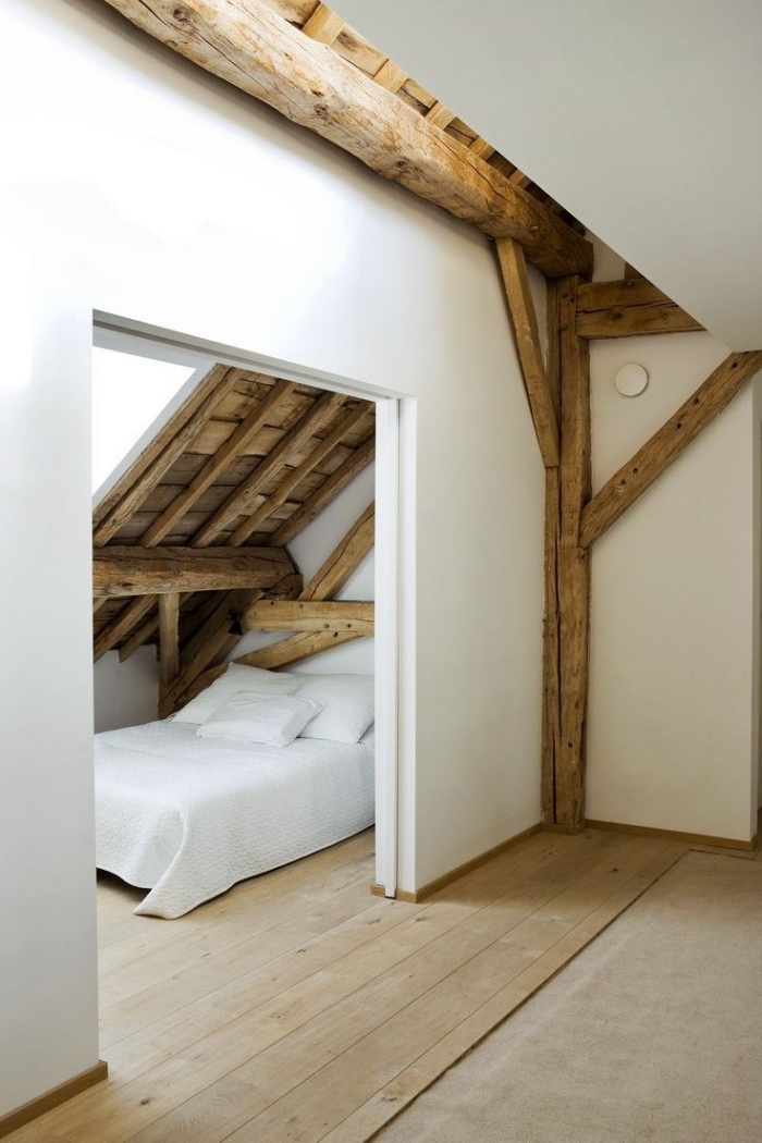 agencement chambre grenier structure bois poutres peinture blanche revetement sol bois déco grenier