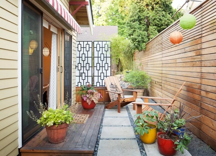 amenagement petite terrasse en bois mur revetement cloture bois chaise bois extérieur plante fleuries