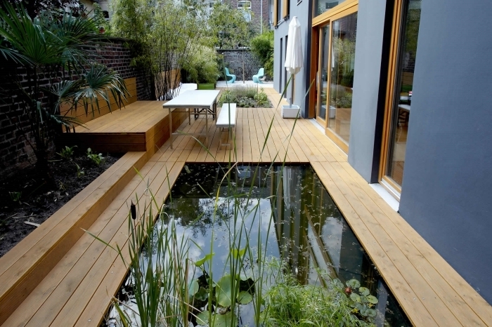amenagement petite terrasse revetement sol bois lac jardin zen palmier mur en briques meubles