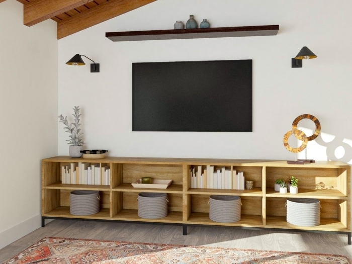 amenagement salon tv décoration sous pente plafond poutres bois meuble étagère bois tapis ethnique