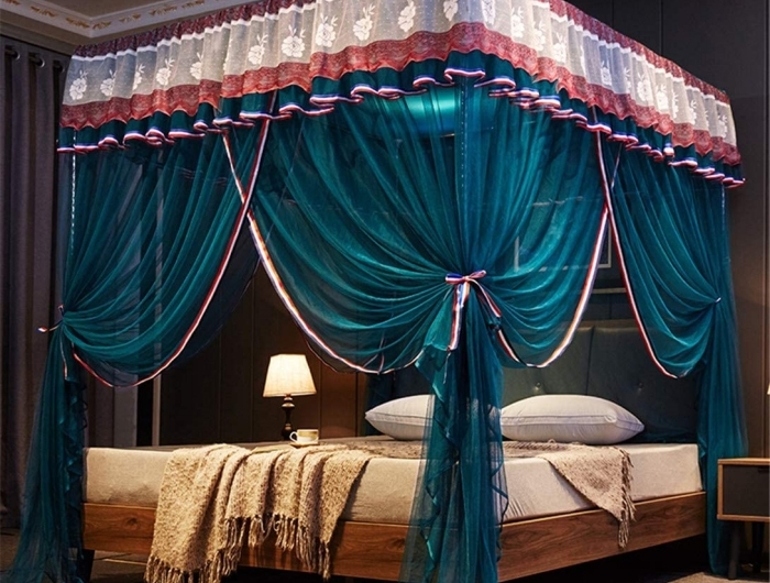aménagement chambre a coucher adulte décoration lit baldaquin voilure couleur bleu foncé