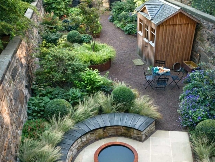aménagement jardin en longueur banquette pierre et bois feu meubles jardin fer compactes