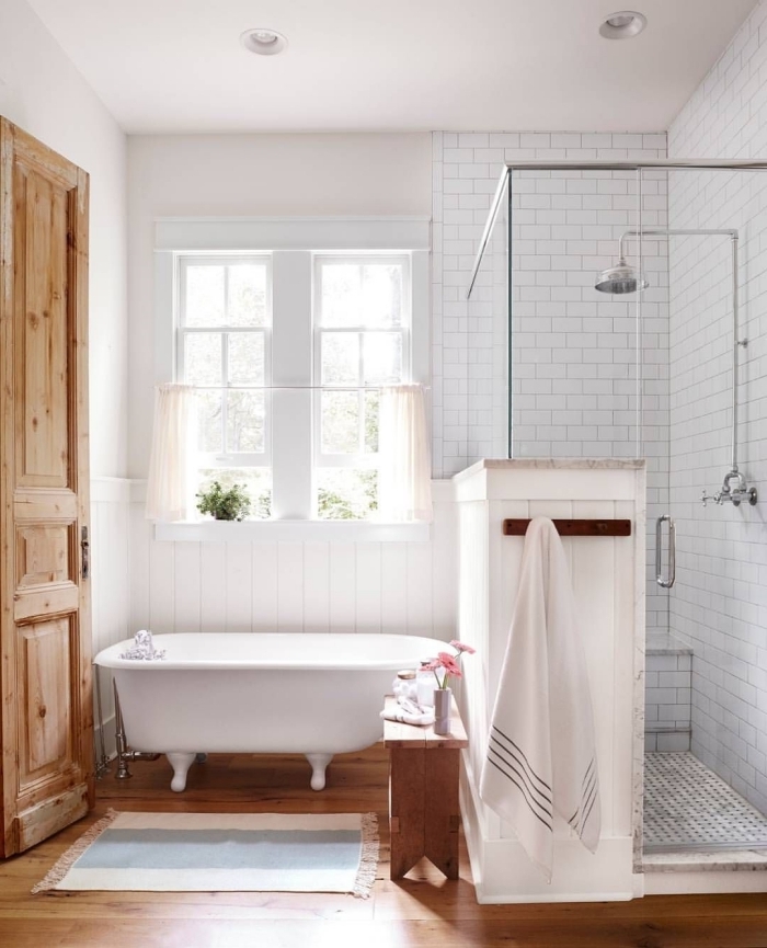 aménagement salle de bain bois et blanc carrelage blanc baignoire autoportante tapis bain franges