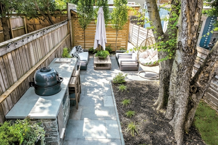 aménager un petit jardin de 20m2 cuisine extérieure sur mur cloture bois éclairage guirlande solaire