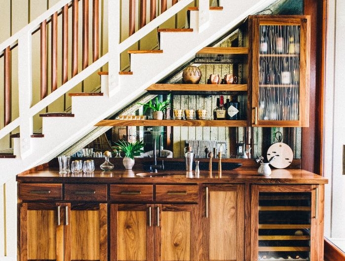 aménager une cuisine bois brut et étagères boisées sous escalier blanc idée déco vintage chic maison campagnarde