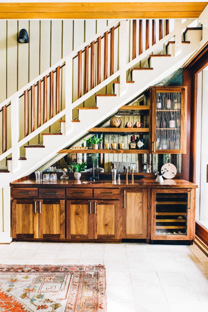 aménager une cuisine bois brut et étagères boisées sous escalier blanc idée déco vintage chic maison campagnarde