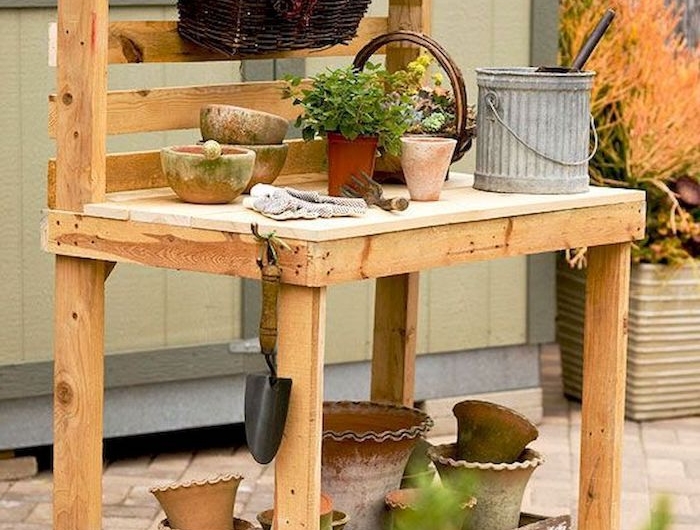 banc d empotage en bois chargé de pot a fleurs et outils astuce jardinage potager
