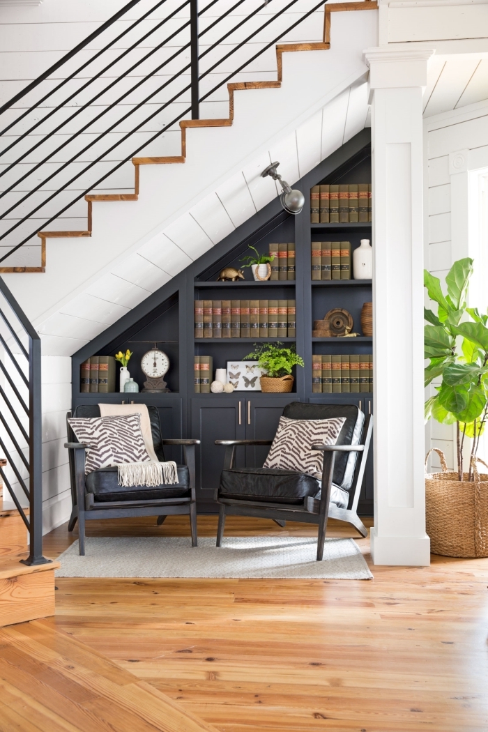 bibliothèque sous escalier décoration meuble rangement ouvert gris anthracite sol revetement parquet