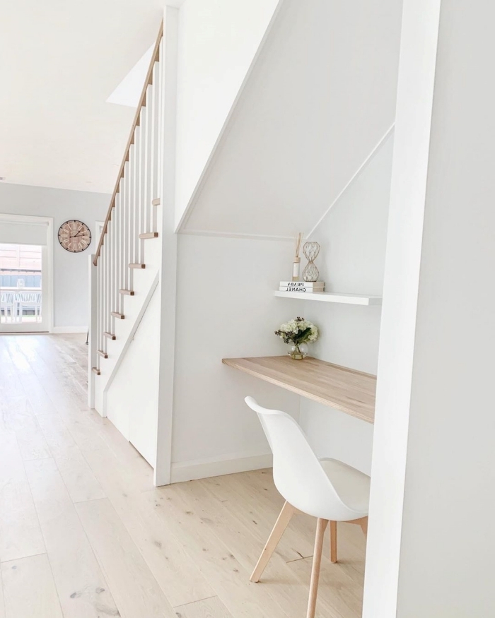 bureau sous escalier design style minimaliste bureau bois clair étagère suspendue bois blanc vase roses