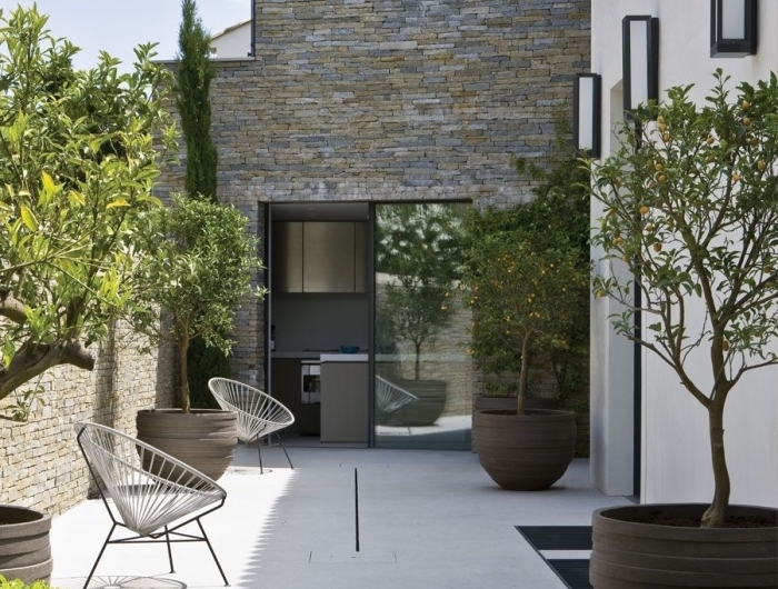 chaise extérieur revetemet de sol dalles blanches decoration exterieur jardin moderne façage pierre