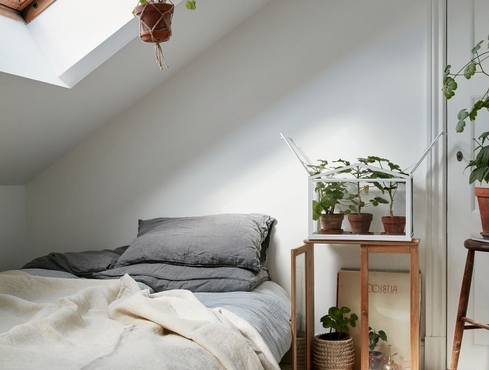 chambre comble cocooning décoration suspension plante macramé terrarium plante linge de lit gris mat