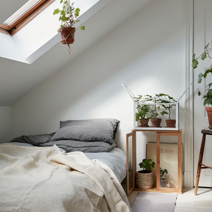 chambre comble cocooning décoration suspension plante macramé terrarium plante linge de lit gris mat