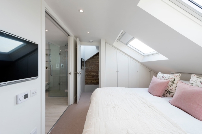 chambre comble moderne petit espace fenetre de toit éclairage spots led plancher stratifié