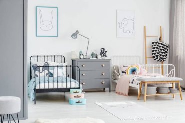 chambre d enfant mis tapis gris clair lit en fer forgé blanc et noir
