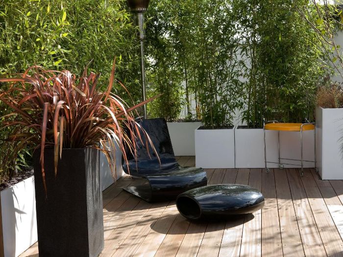 choisir un brise vue terrasse de bambou planté dans jardinière blanche beton revetement sol planches bois composite