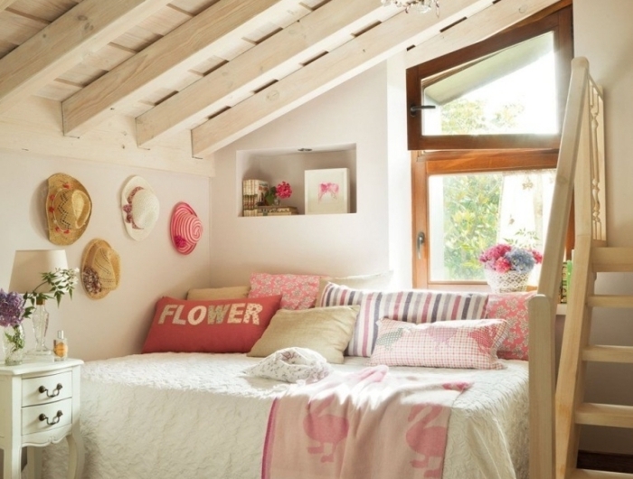 comble aménageable idée petite chambre enfant sous pente plafond poutres bois blanc panier tressé