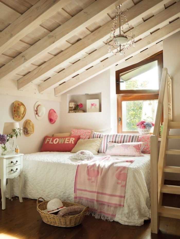 comble aménageable idée petite chambre enfant sous pente plafond poutres bois blanc panier tressé