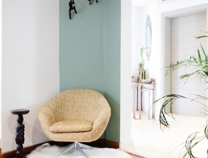 comment agrandir une piece avec peinture pan de mur couleur vert pastel fauteuil cuir beige