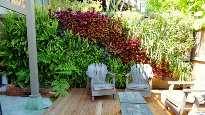comment amenager une terrasse en bois avec salon de jardin bois et brise vue vegetal feuilllages couleurs variées